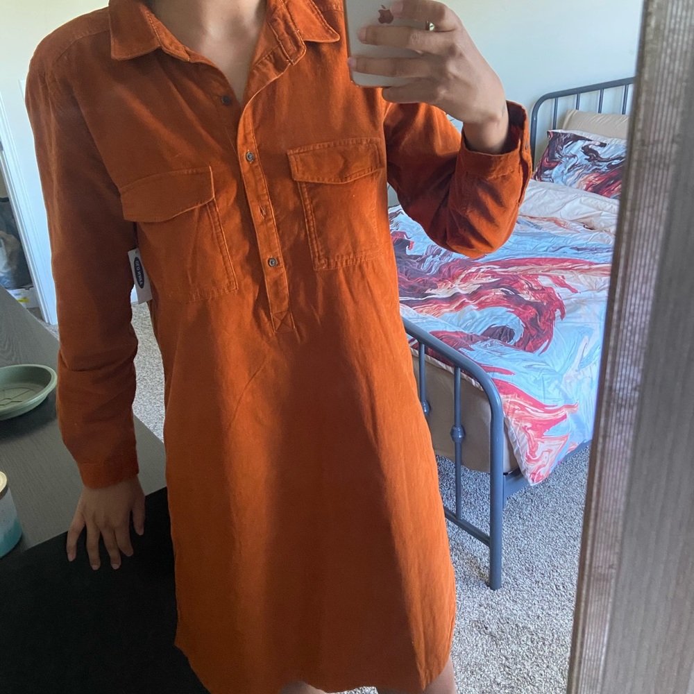 BURNT ORANGE LONG SLEEVE BOTTON FRONT DRESS
